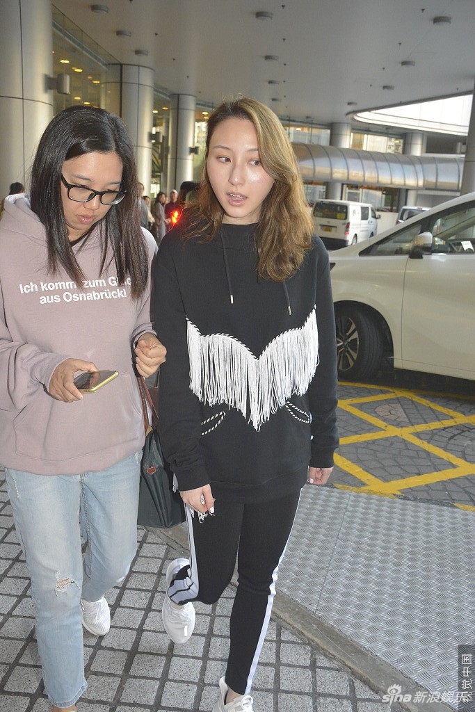 何超云素颜现身医院避谈新恋情