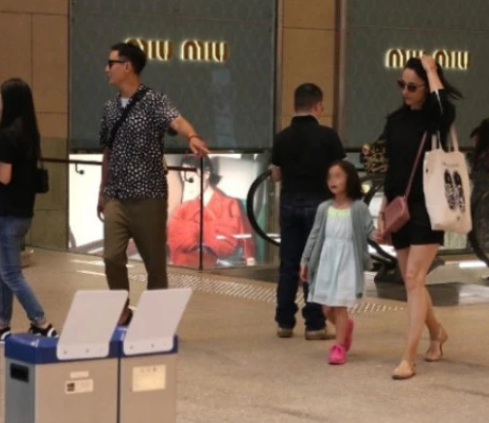 吴彦祖6岁混血女儿罕见曝光 萌娃紧牵妈妈乖巧可爱
