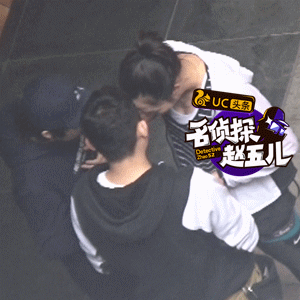 白百何登山装造型小露“事业线”,吃东西垫肚子