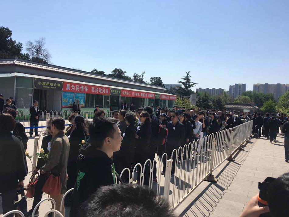 4月21日，杨洁导演的告别会在北京八宝山举行。《西游记》中众演员纷纷现身，扮演孙悟空的六小龄童，扮演白龙马的王伯昭等皆一身黑衣现身，送别杨洁导演。（王远宏/摄影）