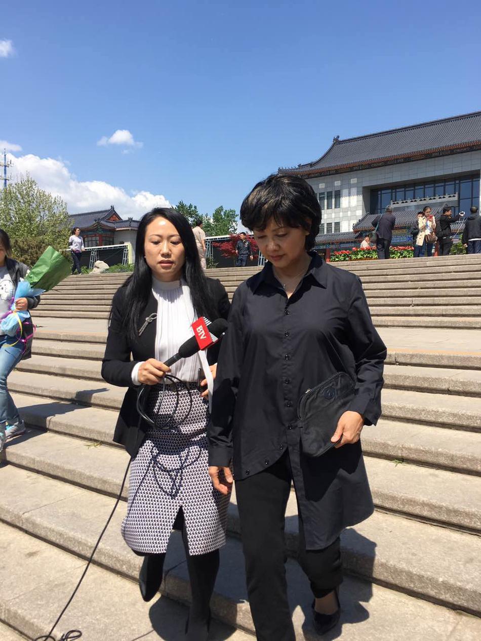 4月21日，杨洁导演的告别会在北京八宝山举行。《西游记》中众演员纷纷现身，扮演孙悟空的六小龄童，扮演白龙马的王伯昭等皆一身黑衣现身，送别杨洁导演。（王远宏/摄影）