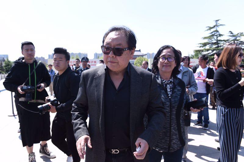 4月21日，杨洁导演的告别会在北京八宝山举行。《西游记》中众演员纷纷现身，扮演孙悟空的六小龄童，扮演白龙马的王伯昭等皆一身黑衣现身，送别杨洁导演。（王远宏/摄影）