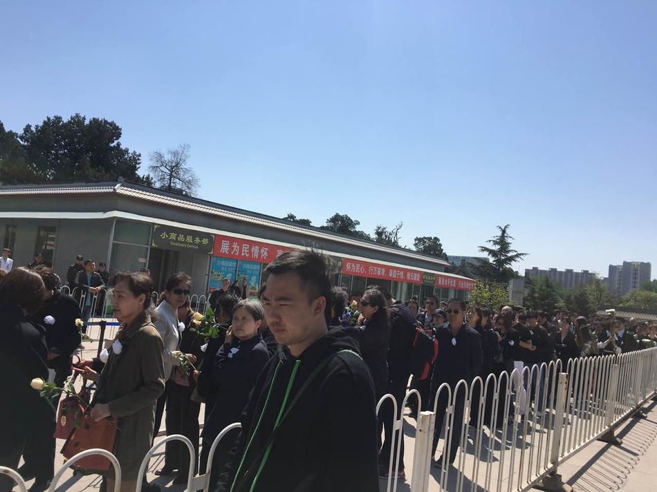 4月21日，杨洁导演的告别会在北京八宝山举行。《西游记》中众演员纷纷现身，扮演孙悟空的六小龄童，扮演白龙马的王伯昭等皆一身黑衣现身，送别杨洁导演。（王远宏/摄影）