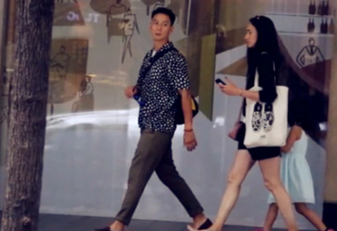 吴彦祖6岁混血女儿罕见曝光 萌娃紧牵妈妈乖巧可爱