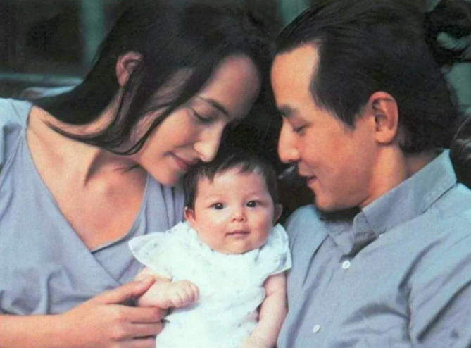 吴彦祖6岁混血女儿罕见曝光 萌娃紧牵妈妈乖巧可爱