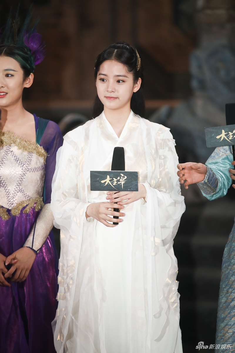 组图:王源欧阳娜娜《大主宰"蓝白配 坦言不惧感情戏