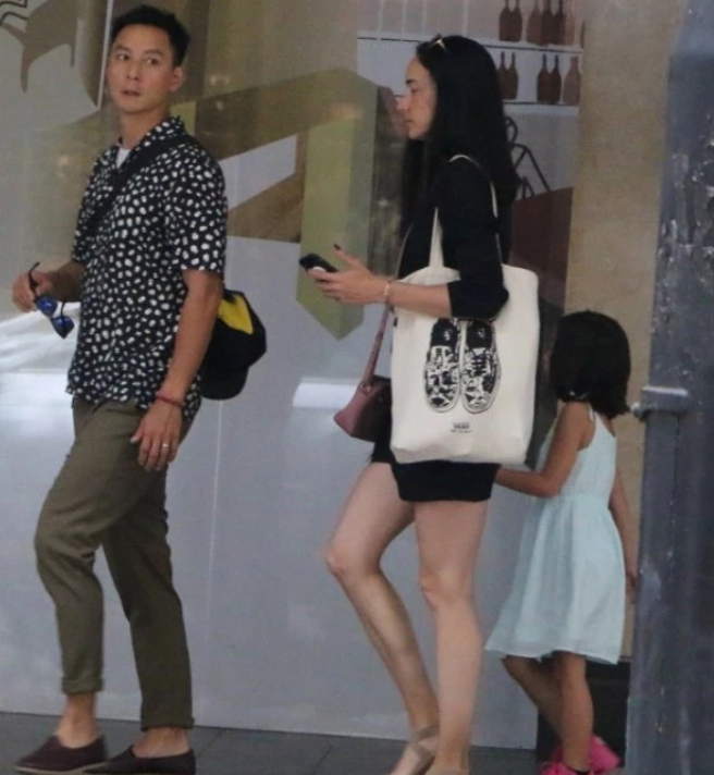 吴彦祖6岁混血女儿罕见曝光 萌娃紧牵妈妈乖巧可爱