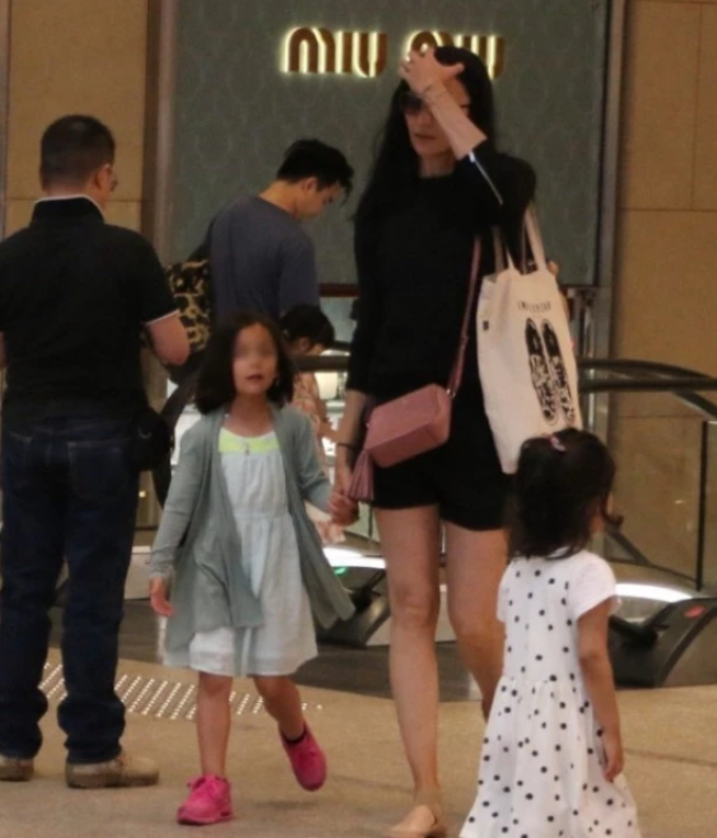 吴彦祖6岁混血女儿罕见曝光 萌娃紧牵妈妈乖巧可爱