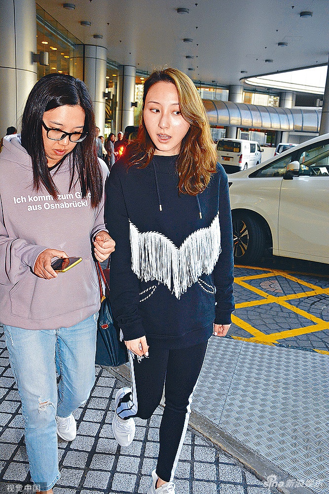组图:被曝恋上年约50岁新欢?何超云素颜现身医院避谈新恋情