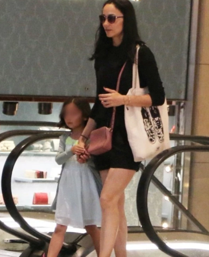 吴彦祖6岁混血女儿罕见曝光 萌娃紧牵妈妈乖巧可爱