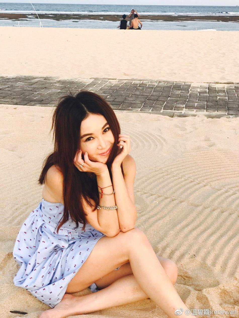 温碧霞巴厘岛度假晒照 温碧霞一身低胸蓝裙十分性感-知音女性网