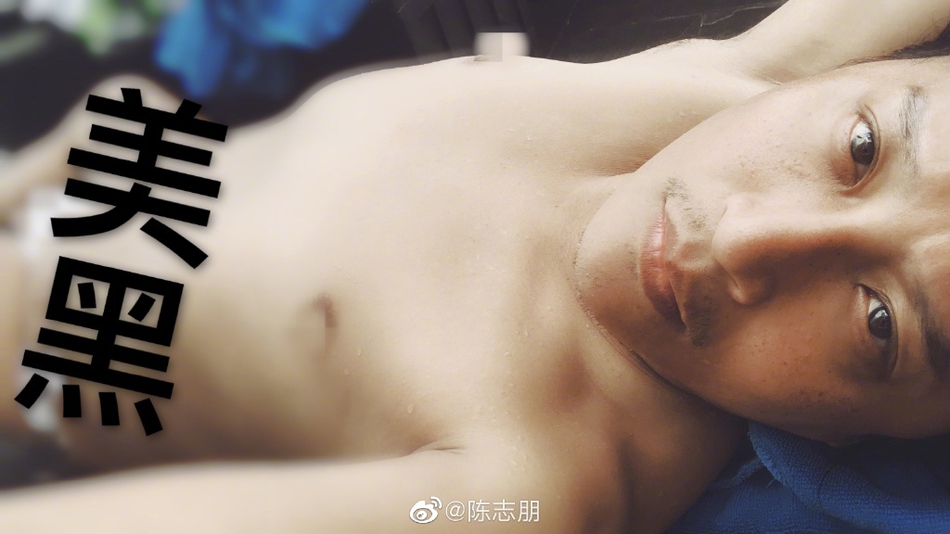 组图：陈志朋晒海边度假照 高空泳池中惬意晒太阳