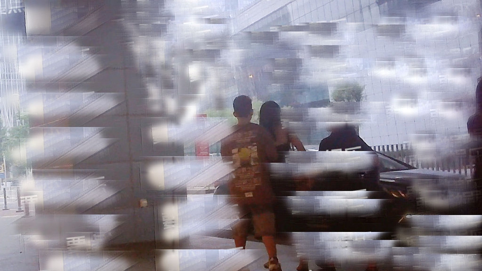 组图：苏醒被拍与四女互动亲密动作暧昧 乘车带一女子回家