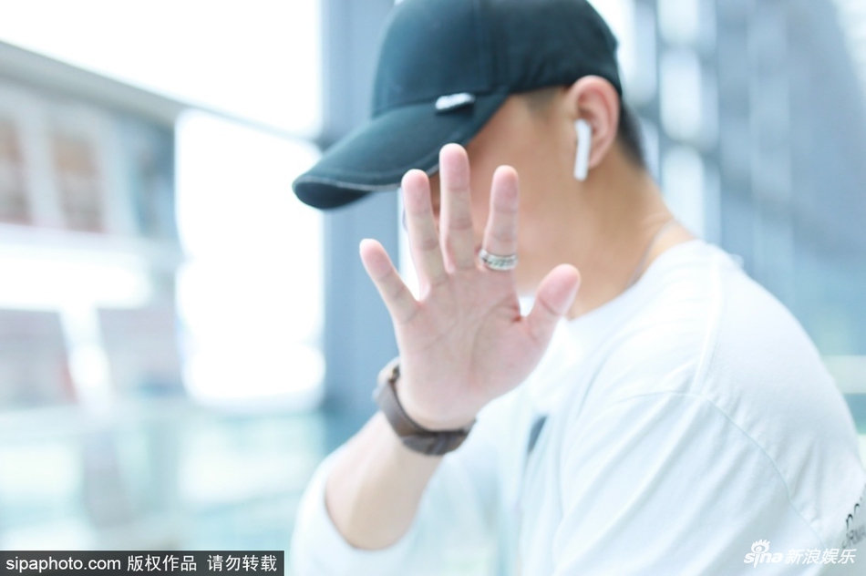 组图：韩庚被曝将与卢靖姗结婚后现身机场 咧嘴灿笑难掩好心情