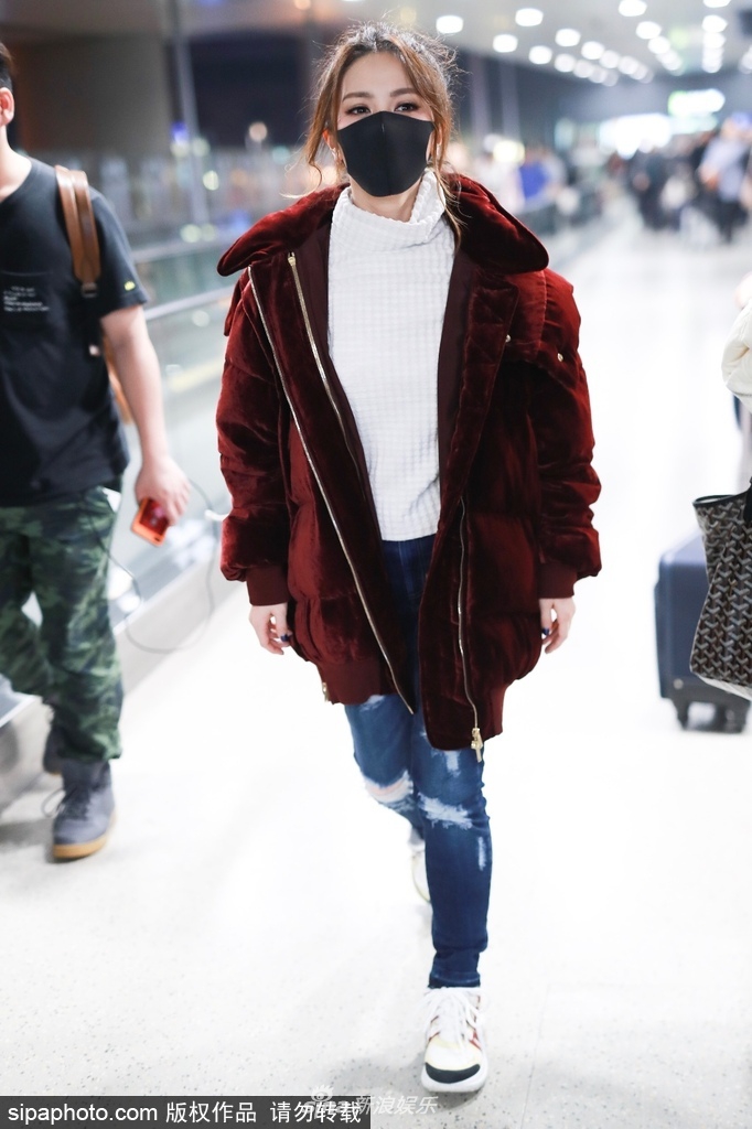 枣红色风衣里面穿什么_圆领风衣里面穿什么(2)