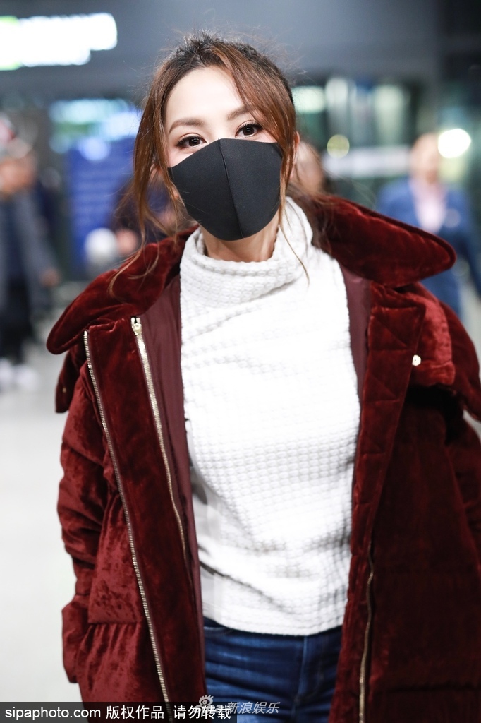 枣红色风衣里面穿什么_圆领风衣里面穿什么(3)