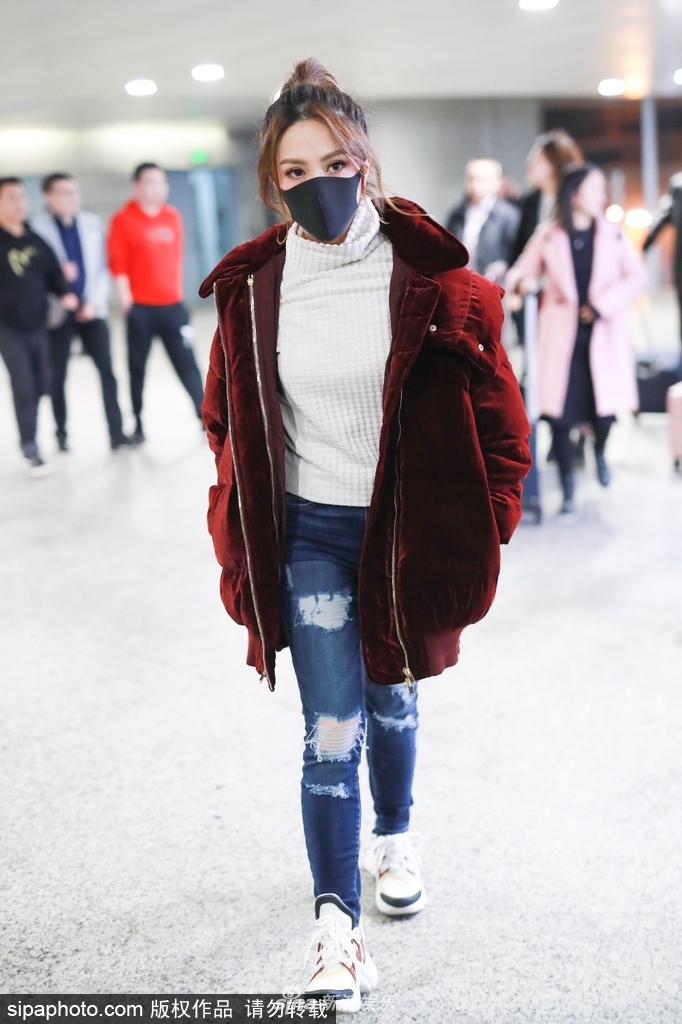 枣红色风衣里面穿什么_圆领风衣里面穿什么(2)