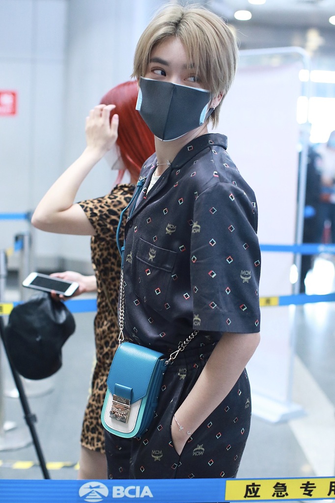 组图:青你2林凡穿连体裤装帅气利落 搭蓝色小包俏皮别致