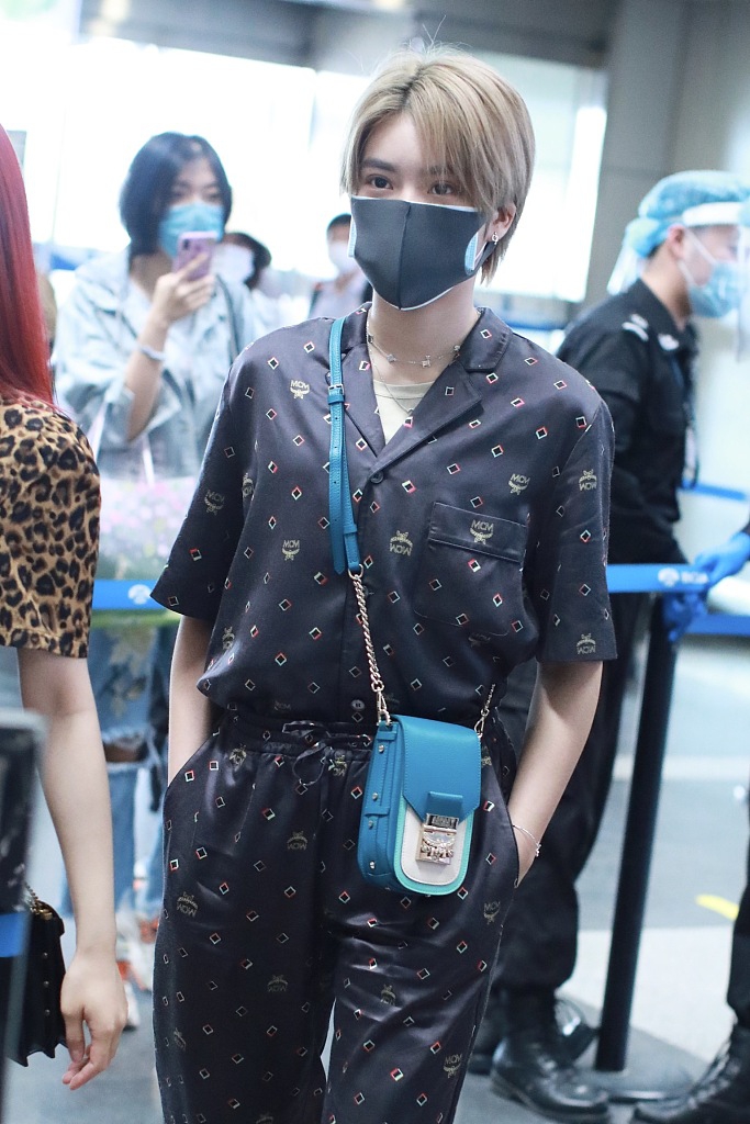 组图:青你2林凡穿连体裤装帅气利落 搭蓝色小包俏皮别致