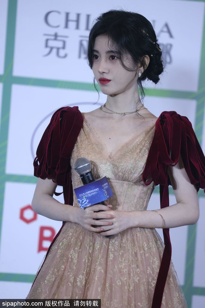 组图:鞠婧祎穿香槟色裙亮相活动 红丝绒肩带点缀娇艳动人