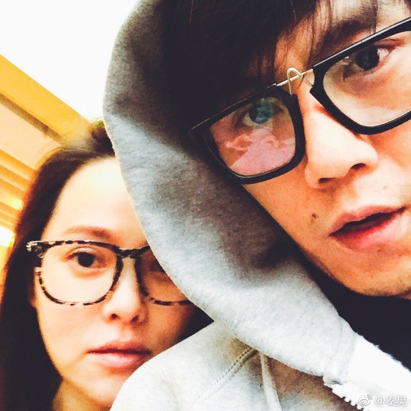 组图:秦昊庆祝与伊能静结婚四周年 晒搞怪合照甜喊"米粒妈"