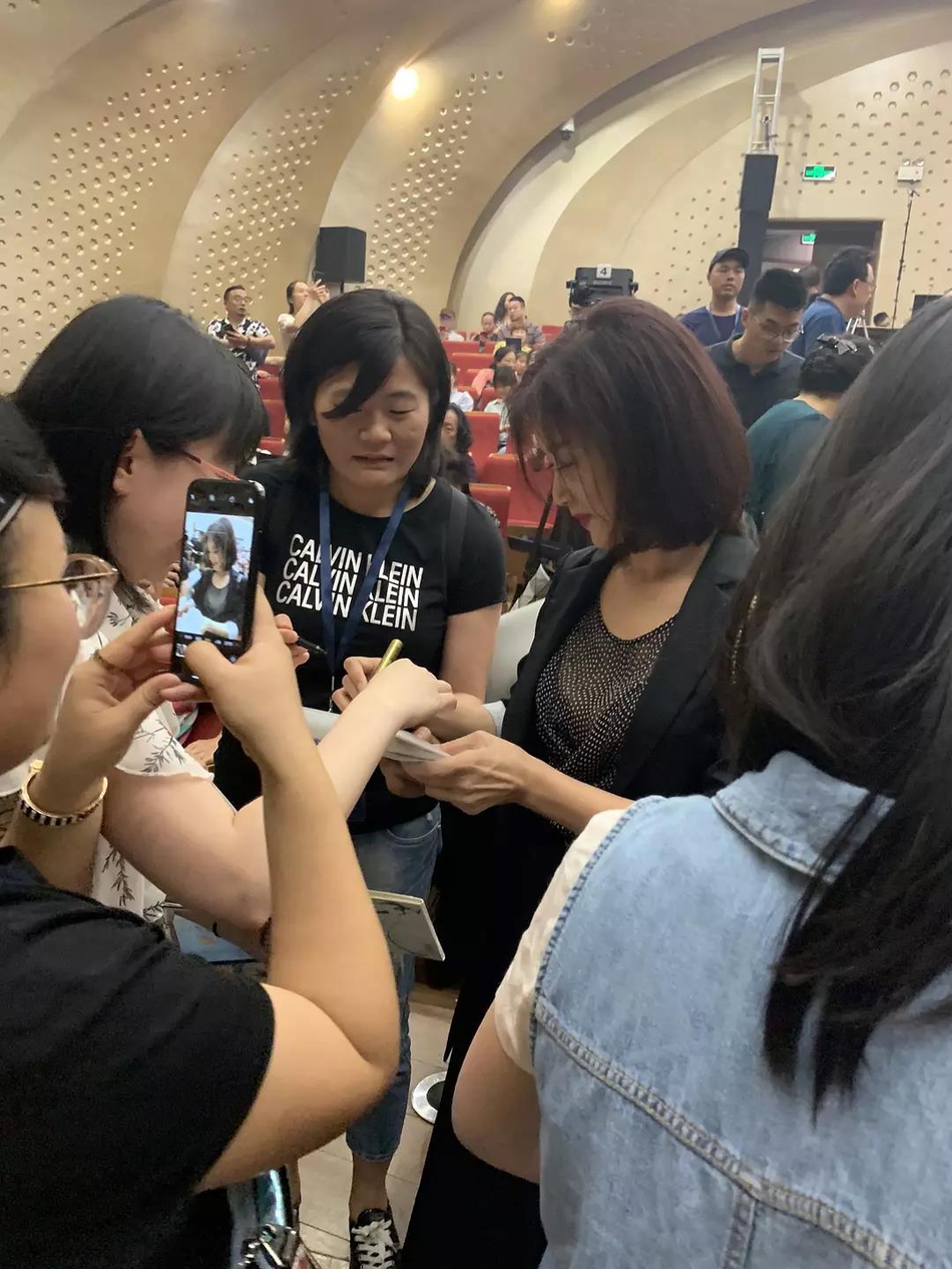 组图：53岁宋祖英罕见现身听音乐会 路人近距离抓拍生图曝光