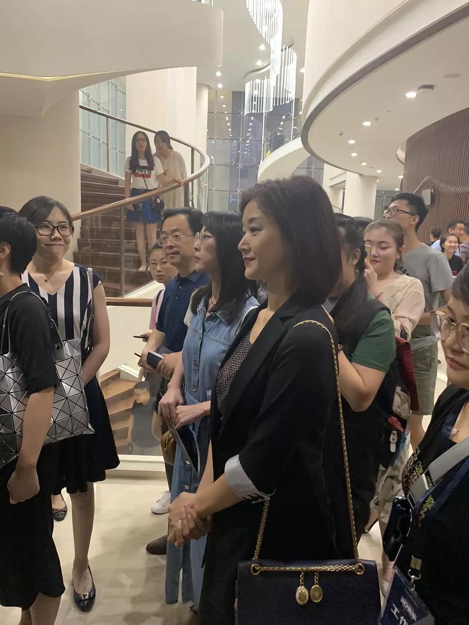 组图：53岁宋祖英罕见现身听音乐会 路人近距离抓拍生图曝光