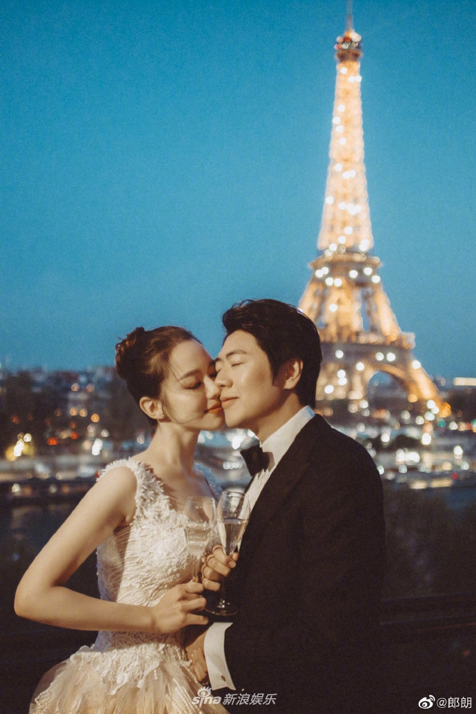 组图：郎朗陪老婆回“娘家”演出 爱丽丝深情凝望老公满脸甜蜜