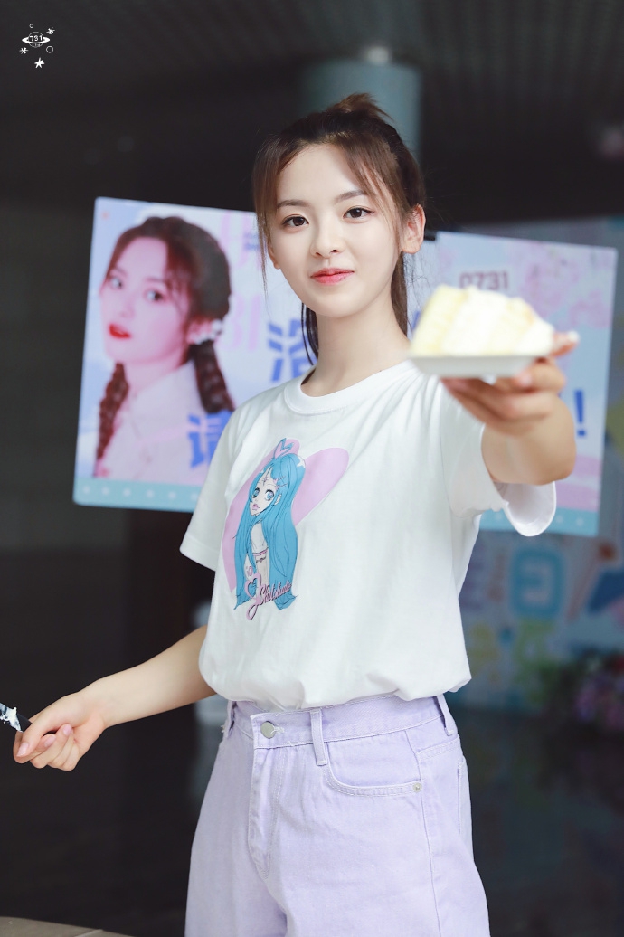 组图:杨超越生日当天亲手切蛋糕给粉丝 高马尾造型清爽少女