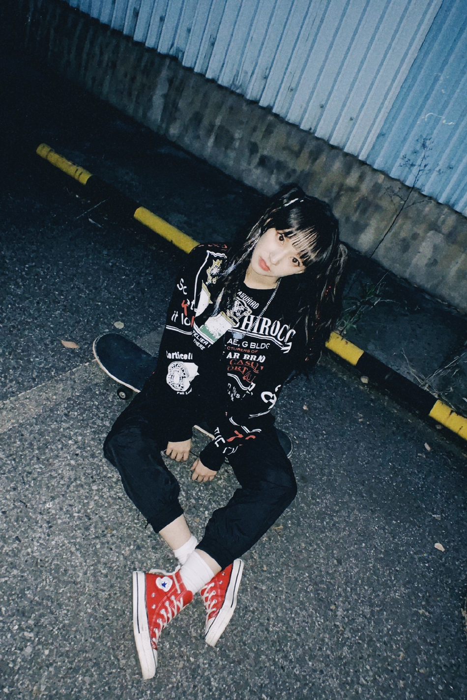 组图：程潇晒私服穿搭自拍wink 黑色渔夫帽斜跨花包显乖巧