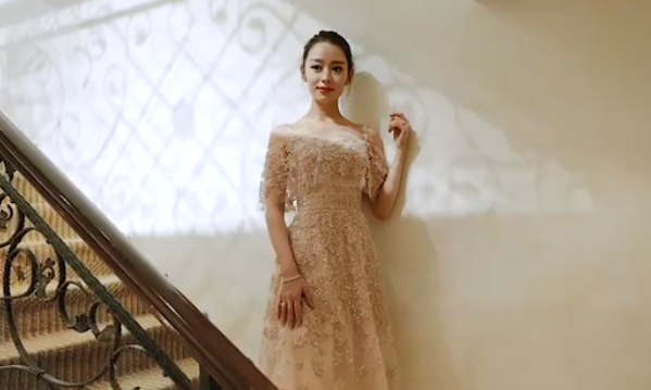 试穿婚纱视频_徐璐试穿梦幻婚纱(3)