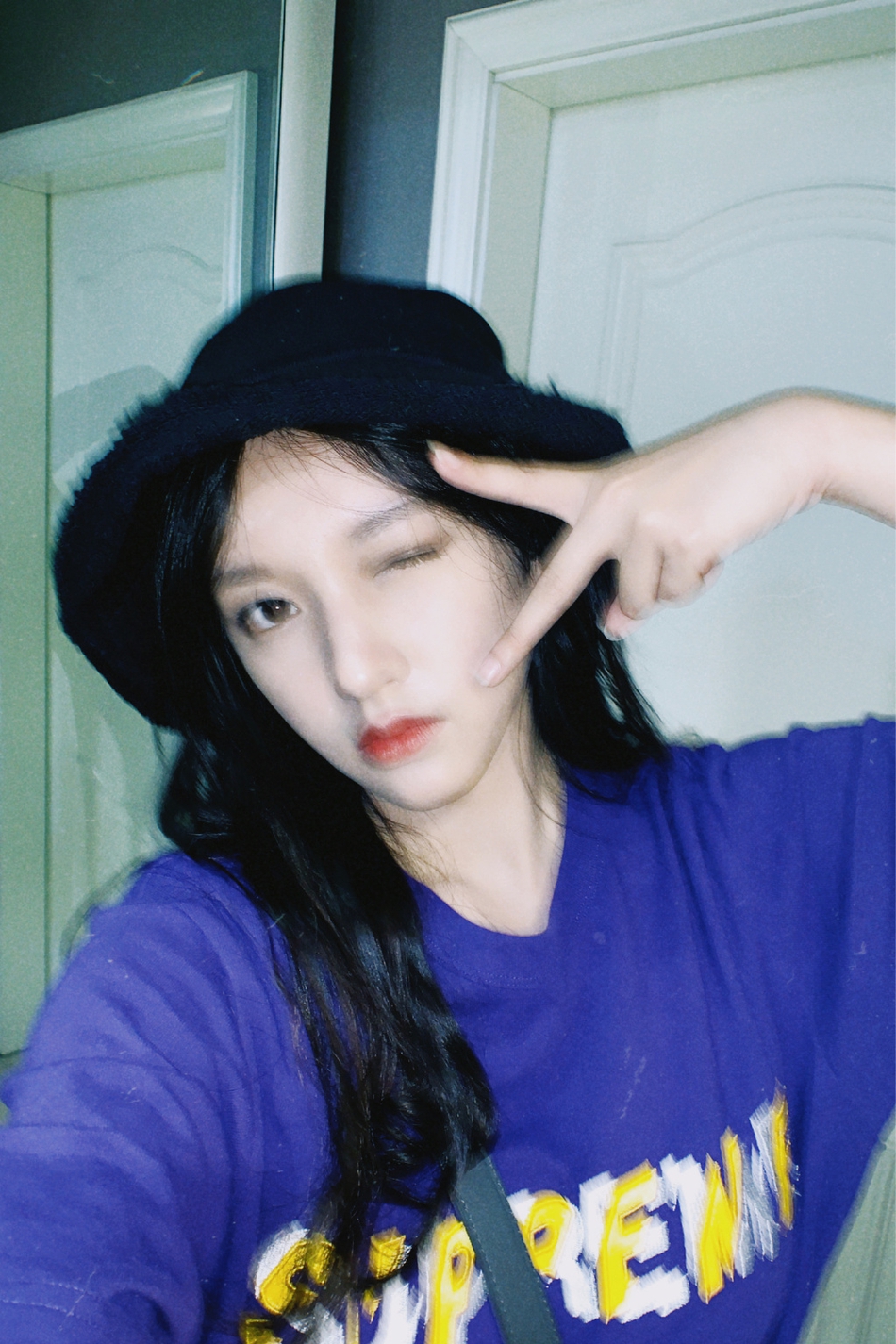 组图：程潇晒私服穿搭自拍wink 黑色渔夫帽斜跨花包显乖巧