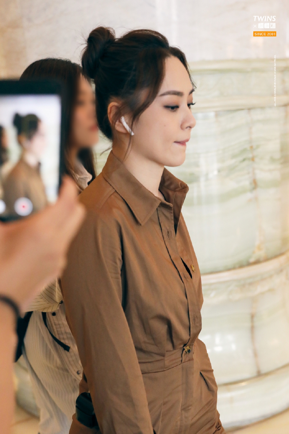 【奇趣网】阿娇帮丈夫辟谣出轨绯闻后现身 手上未戴婚戒表情严肃