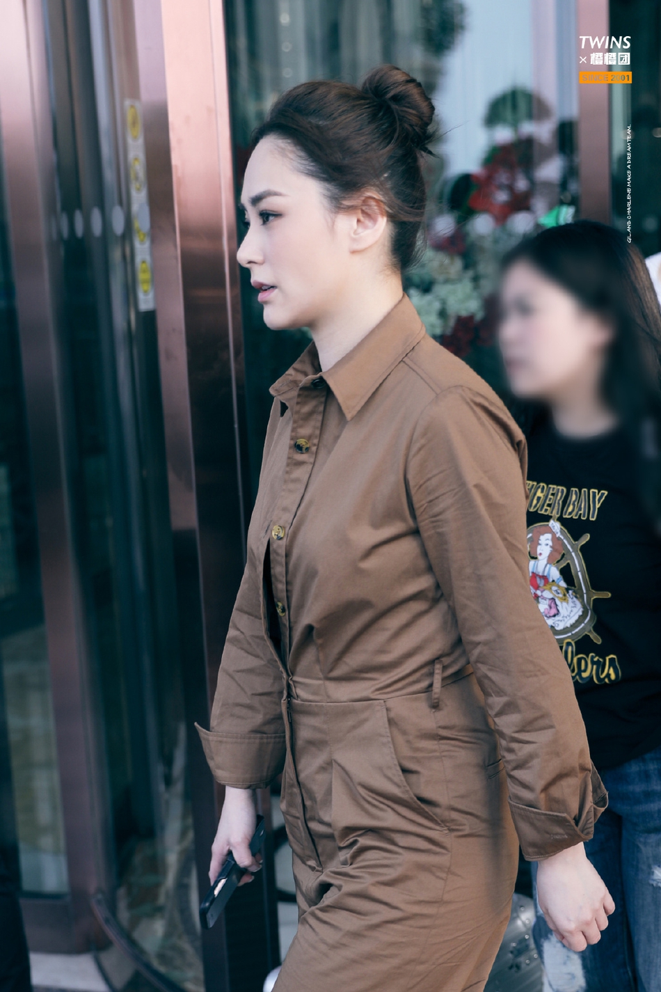 【奇趣网】阿娇帮丈夫辟谣出轨绯闻后现身 手上未戴婚戒表情严肃