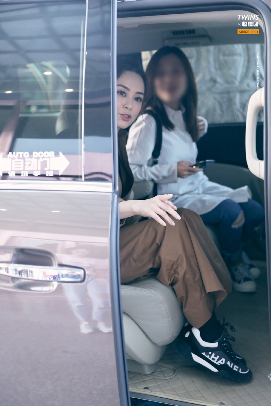 【奇趣网】阿娇帮丈夫辟谣出轨绯闻后现身 手上未戴婚戒表情严肃