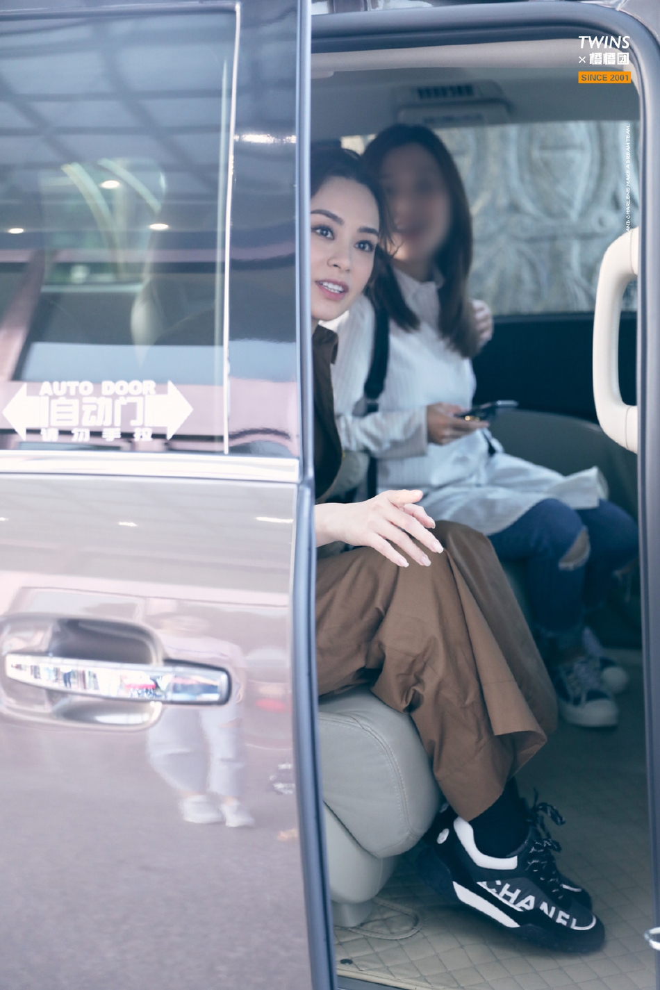 【奇趣网】阿娇帮丈夫辟谣出轨绯闻后现身 手上未戴婚戒表情严肃