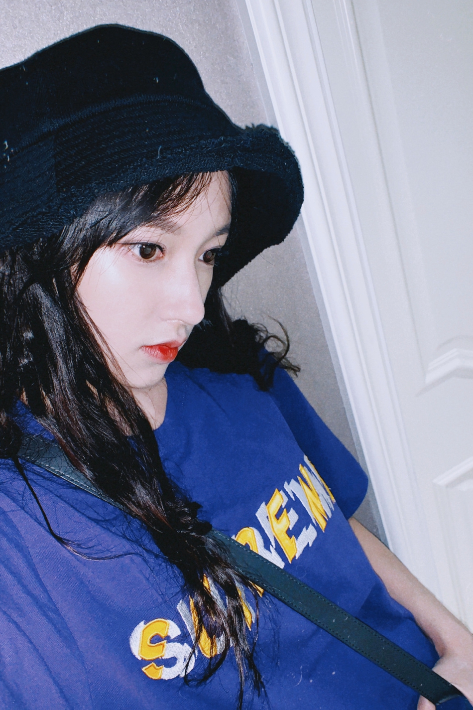组图：程潇晒私服穿搭自拍wink 黑色渔夫帽斜跨花包显乖巧