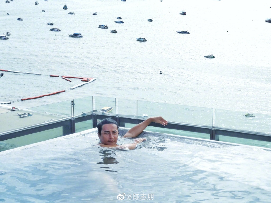 组图：陈志朋晒海边度假照 高空泳池中惬意晒太阳
