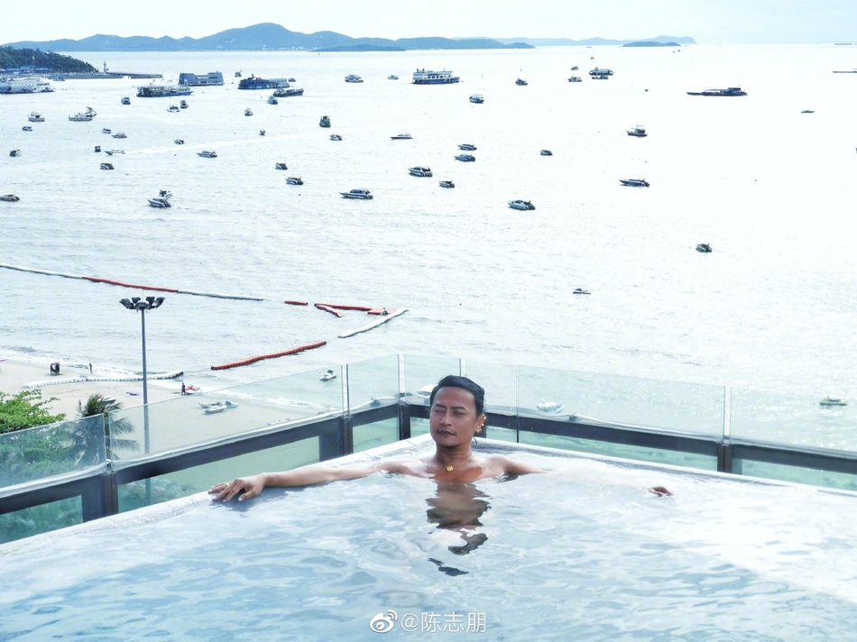 组图：陈志朋晒海边度假照 高空泳池中惬意晒太阳