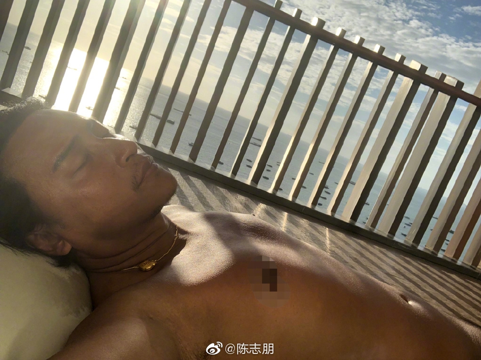 组图：陈志朋积极美黑晒海边自拍 自侃会晒成斑马线