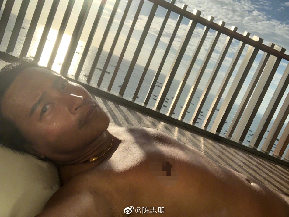 组图：陈志朋积极美黑晒海边自拍 自侃会晒成斑马线