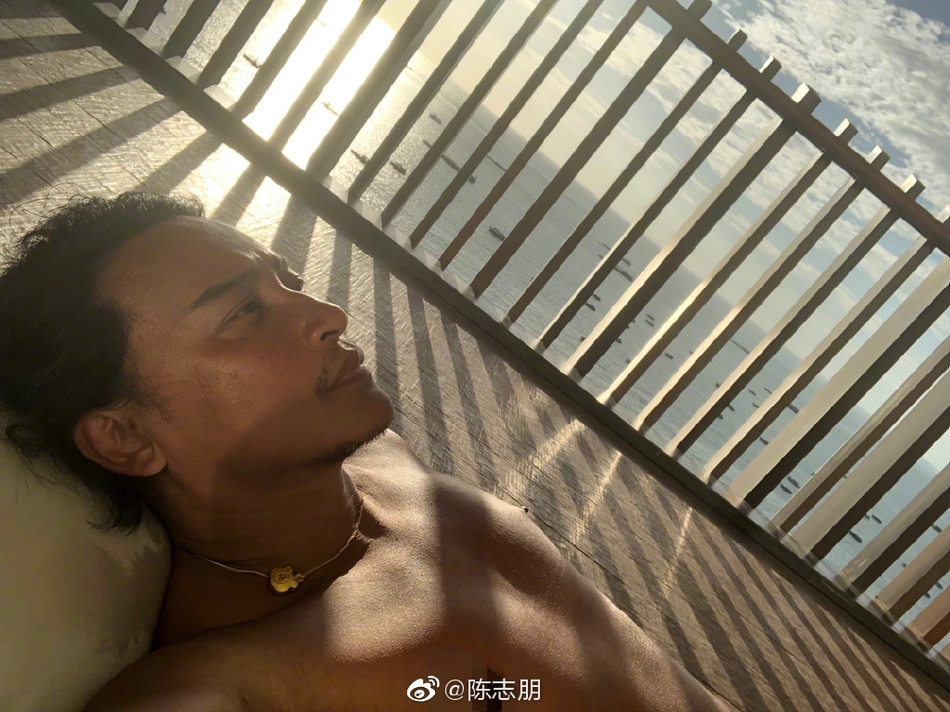 组图：陈志朋积极美黑晒海边自拍 自侃会晒成斑马线