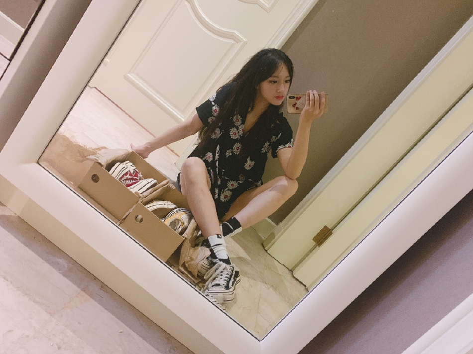组图：程潇晒私服穿搭自拍wink 黑色渔夫帽斜跨花包显乖巧