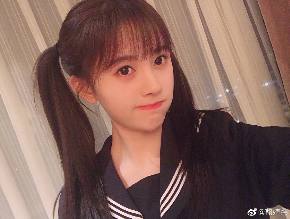 组图：鞠婧祎身穿制服裙歪头甜笑 长发飘逸变清纯校花