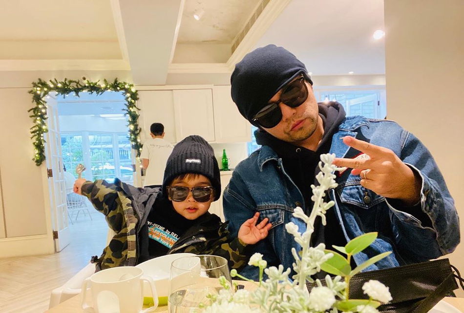 「奇趣网」周杰伦带儿子吃早餐 小小周正面曝光穿迷彩服戴墨镜扮酷