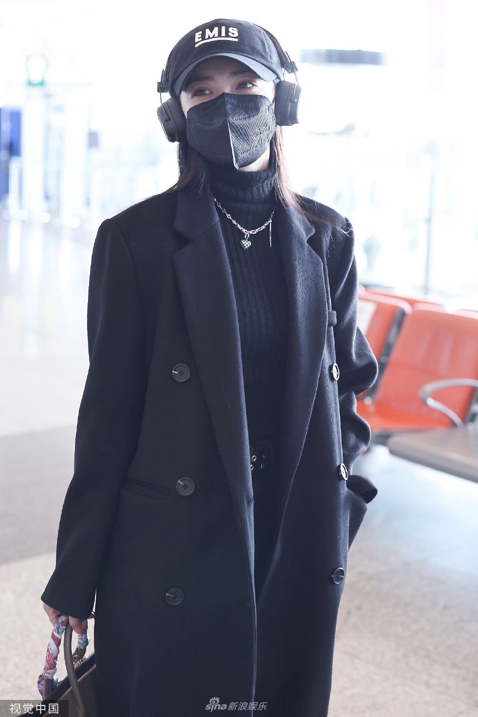 徐璐黑色鸭舌帽搭配西装造型现身机场 边走边给粉丝签名