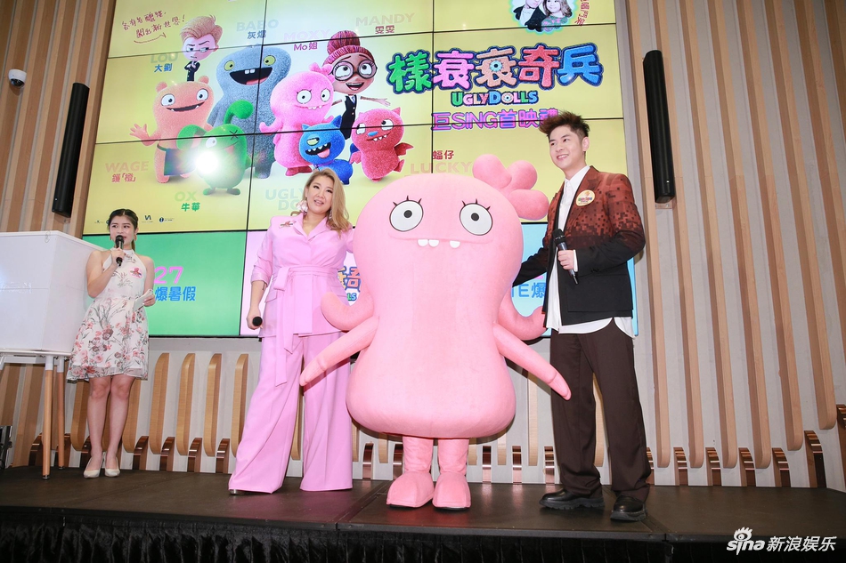 组图：郑少秋沈殿霞女儿郑欣宜现身活动 身穿粉色套装笑容爽朗
