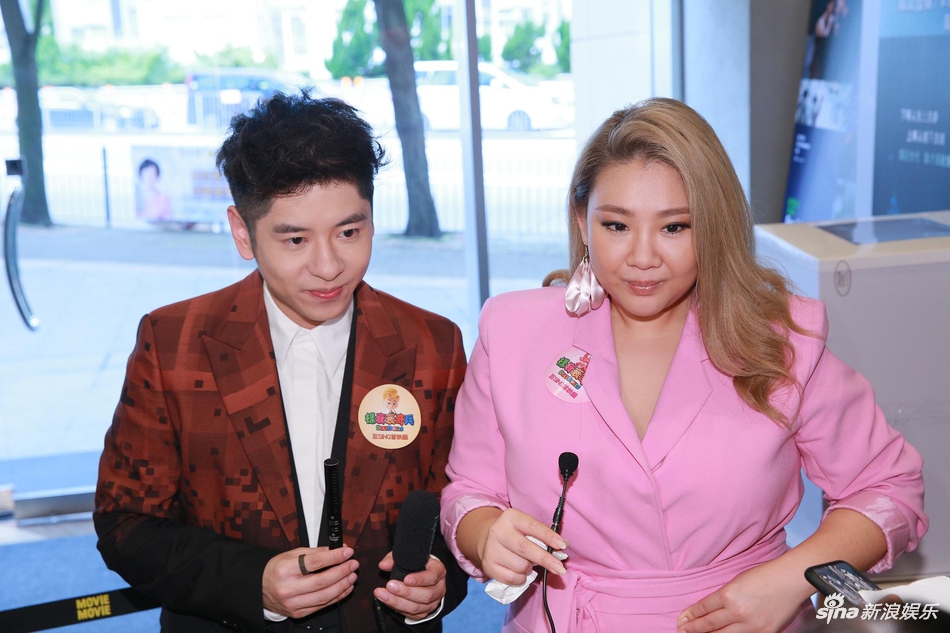组图：郑少秋沈殿霞女儿郑欣宜现身活动 身穿粉色套装笑容爽朗