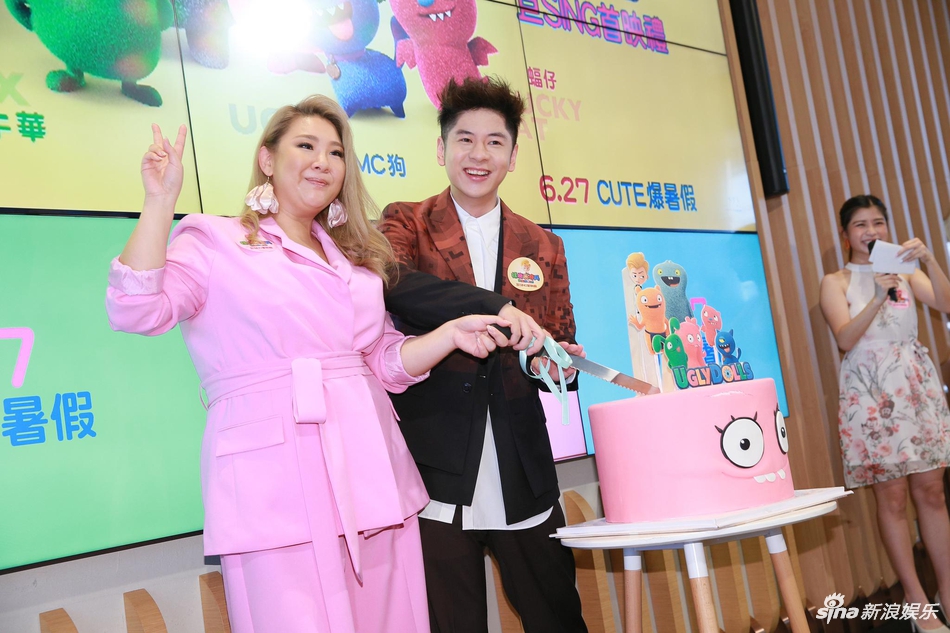 组图：郑少秋沈殿霞女儿郑欣宜现身活动 身穿粉色套装笑容爽朗