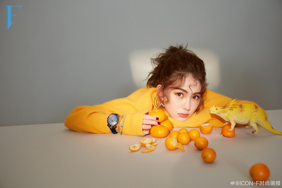 昆凌雀斑妆拍杂志大片 托腮浅笑眼神放电甜过高中生